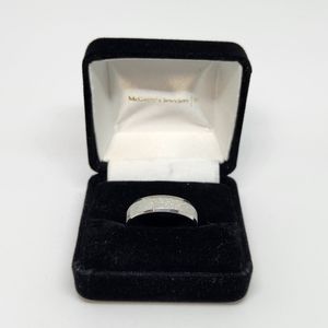 New stylish silver glitter wedding band ring